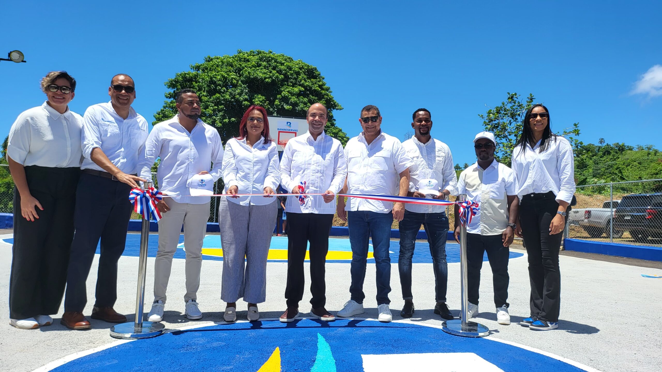 Banreservas bajo el programa Juega RD dejó remozadas dos modernas canchas deportivas